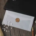 Transparante perkamenten papieren envelop met waszegel, huwelijksuitnodiging. - 1 verdikte envelop nr. 5 & 1 lakstempel