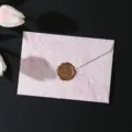 Busta rosa in marmo vintage con sigillo di cera dorato per matrimonio e lettere d'amore. - 1 busta rosa + 1 sigillo di cera