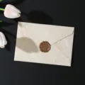 Busta per lettere con texture marmo retro e sigillo in cera per invito romantico. - 1 busta beige + 1 sigillo di cera