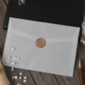 Mooie doorschijnende pergamijn papieren envelop met gouden waszegel voor trouwkaarten. - 1 verdikte envelop nr. 7 + 1 zegellakstempel