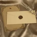 Nahaufnahme von Vintage Briefpapier und Leinenumschlag Set mit Siegelwachs Dekoration. - 3 Leinen Gelbe Umschläge + 10 Kraft Kaninchen Briefpapiere + 3 Wachssiegel