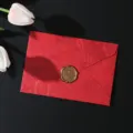Dettaglio busta rossa vintage con sigillo in cera per lettere d'amore e inviti di nozze. - 1 busta rossa e 1 sigillo di cera