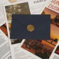 Gros plan détaillé de l'enveloppe bleu foncé texturée avec sceau de cire dorée pour lettres. - Enveloppe Bleu Noble 1pc + Sceau de Cire Bronze 1pc