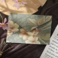 Gros plan détail d'enveloppe gaufrée à fleurs de style chinois avec motif doré. - 1 Enveloppe / Vert Pin