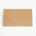 Vue détaillée de l'enveloppe en papier kraft vintage épais et de l'emballage porte-cartes. - Enveloppe Sans Fenêtre / 16x10.5x0.5cm / Couleur Papier Kraft