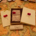 Coffret cadeau de papeterie vintage avec enveloppe, decor de rose rouge romantique, design retro. - Set de papeterie rose rouge 01