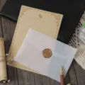 Gedetailleerd overzicht van doorschijnende perkam papier envelop en vintage stationery set. - 3 enveloppen nr. 3 + 10 vellen kraft konijnenpostpapier + 3 zegellakstempels
