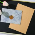 Set di cancelleria vintage con busta marmorizzata e sigillo in ceralacca per lettere romantiche. - 1 busta blu lago + 3 fogli di carta kraft a righe + 1 sigillo di ceralacca