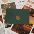 Enveloppe texturée vert foncé avec sceau en cire dorée, papeterie rétro pour cartes d'invitation. - Enveloppe Vert Foncé 1pc + Sceau de Cire Bronze 1pc