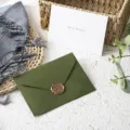 Busta verde avocado e biglietto d'auguri con sigillo in cera per feste e compleanni. - Set da 1 Pezzo (1 Busta + 1 Biglietto + 1 Sigillo in Cera) / Verde oliva