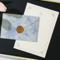 Set di carta da lettere e busta vintage con marmo blu e sigillo in cera dorato fine. - 1 busta blu lago + 3 fogli da lettera rose dorate + 1 sigillo in cera