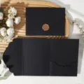 Élégant ensemble d'enveloppes noires à pliage triple avec sceau en cire et bordure florale. - Enveloppe en Dentelle Tri-Pli avec Sceau de Cire / Noir