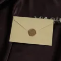 Detailopname van retro getextureerde jute envelop met waszegel, elegant vintage papierwarenitem. - 130g Grijs + 1 Waszegel