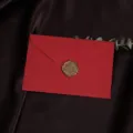 Enveloppe rouge texturée lin avec cachet de cire dorée, élégante pour invitations mariage. - 130g Rouge Vif + 1 Sceau de Cire