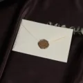 Linnen getextureerde enveloppe met waszegel elegante vintage briefset voor huwelijk. - 130g Wit + 1 Waszegel