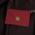 Gros-plan d'enveloppe rouge texturee avec sceau de cire dore elegant pour invitations de mariage. - 130g Rouge Foncé + 1 Sceau de Cire