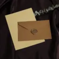 Linnen getextureerde envelop en briefpapier set vintage schrijfwaren met waszegel voor uitnodiging. - 3 Bruine Enveloppen + 10 Kraft Gelijnde Papieren + 3 Waszegels