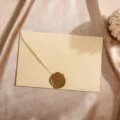 Détail d'enveloppe parchemin rétro avec élégant sceau de cire doré sur fond en tissu de soie. - Enveloppe Parchemin avec Tampon de Cire / 1 Set