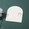 Λεπτομέρεια φάκελος κάρτας VIP από λευκό ειδικό χαρτί σε σχήμα τόξου με χρυσοτυπία. - Ασημί Λευκό