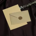 Details van envelop en briefpapier met linnen textuur, vintage stijl met retro waszegel. - 3 Grijze Enveloppen + 10 Kraft Gelijnde Papieren + 3 Waszegels