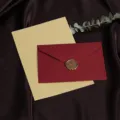 Vintage linnen textuur envelop en briefpapier set met waszegel voor elegante uitnodigingen. - 3 Donkerrode Enveloppen + 10 Kraft Gelijnde Papieren + 3 Waszegels