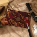 Ensemble d'enveloppes en marbre doré élégant avec sceau de cire pour lettres d'amour. - 1 enveloppe rouge vin dorée avec 1 sceau de cire (matériau de cire à cacheter)