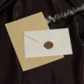 Gedetailleerd overzicht van vintage linnen getextureerde envelop en gelinieerd papier. - 3 Witte Enveloppen + 10 Kraft Gelijnde Papieren + 3 Waszegels