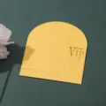 Vue détaillée d'une enveloppe de carte VIP jaune de luxe en papier spécial avec dorure à chaud. - Doré