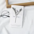 Handgemaakte gedroogde bloem wenskaart met zegswijze en elegant botanisch ontwerp. - Natuurlijke Statice