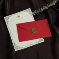 Gedetailleerd overzicht van vintage linnen textuur briefpapier en rode envelop set. - 3 Felroode Enveloppen + 10 Konijn Papieren + 3 Waszegels