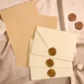 Ensemble de papeterie vintage avec papier à lettres ligné, enveloppes et sceaux de cire. - Enveloppe avec Papier Ligné Kraft et Sceau de Cire / Ensemble Multi-pièces