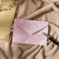 Vue détaillée d'enveloppe marbrée rose, papeterie élégante pour lettres d'amour et vœux. - Enveloppe rose dorée (1 pièce)