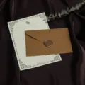 Mooie vintage linnen textuur envelop en schrijfwaren set met waszegel voor retro liefhebbers. - 3 Bruine Enveloppen + 10 Konijn Papieren + 3 Waszegels