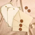 Gros plan sur le set de papier à lettres et enveloppes vintage avec de jolis motifs de lapins. - Enveloppe avec Papier à Lettres Lapin Blanc et Sceau de Cire / Ensemble Multi-pièces