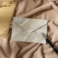 Détail de l'enveloppe et du papier à lettres texturé marbre, kit d'écriture élégant. - 1 enveloppe beige dorée