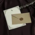 Vintage schrijfwarenset met linnen structuur, envelop en waszegel voor mooie brieven. - 3 Grijze Enveloppen + 10 Konijn Papieren + 3 Waszegels