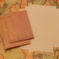 Ensemble de papeterie vintage avec enveloppes en kraft et papier ligné pour lettres rétro. - 5 enveloppes rétro + 10 papiers à lettres kraft + autocollants de scellage