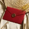 Retro roter Umschlag mit Leinenstruktur und goldenem Wachssiegel, elegante Liebesbriefkarte. - 1 roter Leinenumschlag & 1 bronzefarbenes Wachssiegel