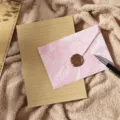 Ensemble de papeterie vintage avec papier kraft, enveloppe marbre rose et sceau pour lettres. - 3 enveloppes roses + 10 papiers à lettres kraft lignés + 3 sceaux de cire (matériau : cire à cacheter)
