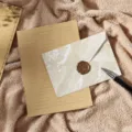 Kit de papeterie vintage avec papier kraft ligné, enveloppe marbrée et sceau de cire. - 3 enveloppes beiges + 10 papiers à lettres kraft lignés + 3 sceaux de cire (matériau : cire à cacheter)