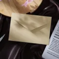 Vue détaillée de l'enveloppe beige texturée rétro avec motif en lin sur fond satiné. - Enveloppe jaune à texture lin (1 pièce)