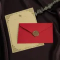 Vintage stationery set met gestructureerd schrijfpapier, rode envelop en waszegel detail. - 3 Felroode Enveloppen + 10 Kraft Konijn Papieren + 3 Waszegels