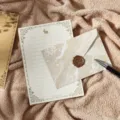 Set de papeterie vintage avec enveloppe et sceau de cire pour lettres d'amour romantiques. - 3 enveloppes beiges + 10 feuilles de papier Lapin blanc + 3 sceaux à cire [Cire à cacheter]