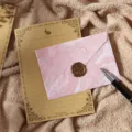 Ensemble de papeterie vintage avec lettre en kraft, enveloppe en marbre rose et sceau de cire. - 3 enveloppes roses + 10 papiers à lettres lapin kraft + 3 sceaux de cire (matériau cire à cacheter)