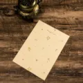 Vue de detail de papier a lettres floral vintage elegant pour lettres d'amour romantiques et ecritures. - Papier à lettres / Paquet de 10 Feuilles (26x18.5cm)