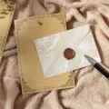Vue détaillée d'un ensemble de papeterie vintage avec enveloppe marbrée et sceau. - 3 enveloppes beiges + 10 papiers à lettres lapin kraft + 3 sceaux de cire (matériau cire à cacheter)