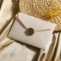 Détail d'enveloppe texturée en lin avec sceau de cire rétro, papeterie élégante. - 1 enveloppe en lin blanc + 1 sceau de cire