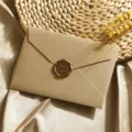 Enveloppe en papier texturé doré avec sceau de cire vintage, papeterie élégante pour lettres. - 1 enveloppe en lin gris et 1 sceau de cire couleur bronze
