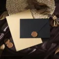 Retro Briefpapier-Set mit schwarzem strukturiertem Umschlag und goldenem Wachssiegel. - Umschlag Briefpapier Stempel Set / Mehrteiliges Set / Schwarz