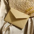 Détail d'enveloppe en papier texturé, papeterie de style vintage en gros plan, design élégant. - Enveloppe Jaune Lin 1 Pièce